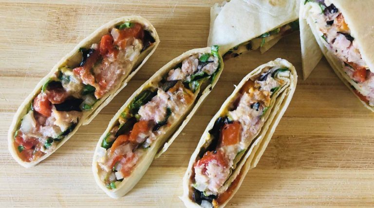 wrap-de-pimiento-asado-cebolleta-bonito-y-rucula